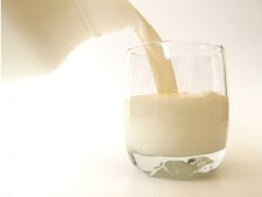 冬季缓解失眠 睡前喝牛奶真的有用吗？