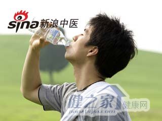 男人压力大 喝水来减压