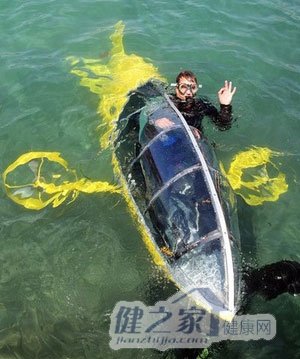 法国脚踏动力潜艇下水巡游海底