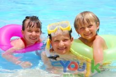 泳池中水的压力倒霉于年龄小的孩子骨骼生长