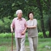 给老人散步加点难度 增强强身健体效果